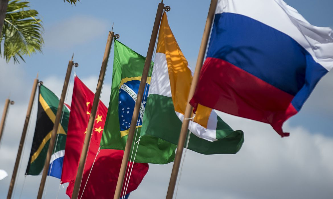 Bandeiras dos países que integram o Brics
