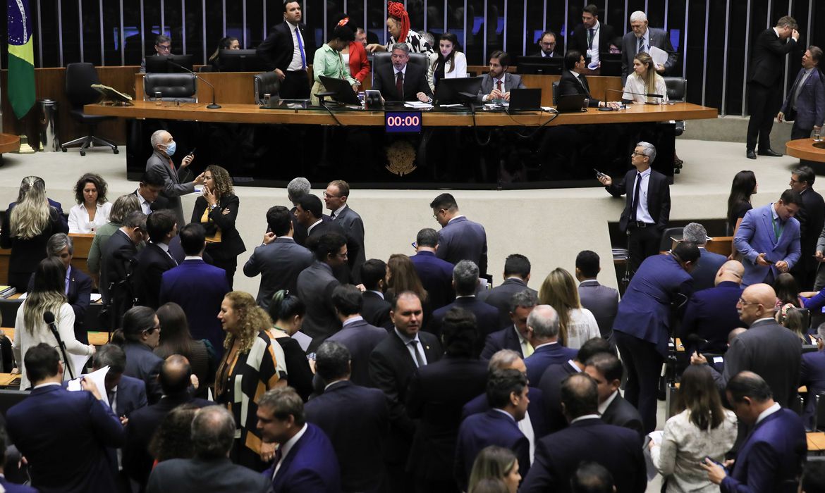 Imagem do plenário da Câmara, lotado de parlamentares, a maioria em pé, durante a votação.