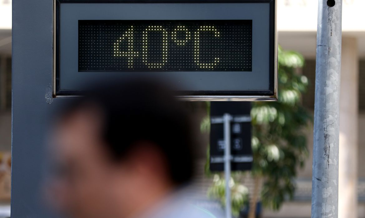 Imagem mostra termômetro digitasl, em via pública, registrando 40°C