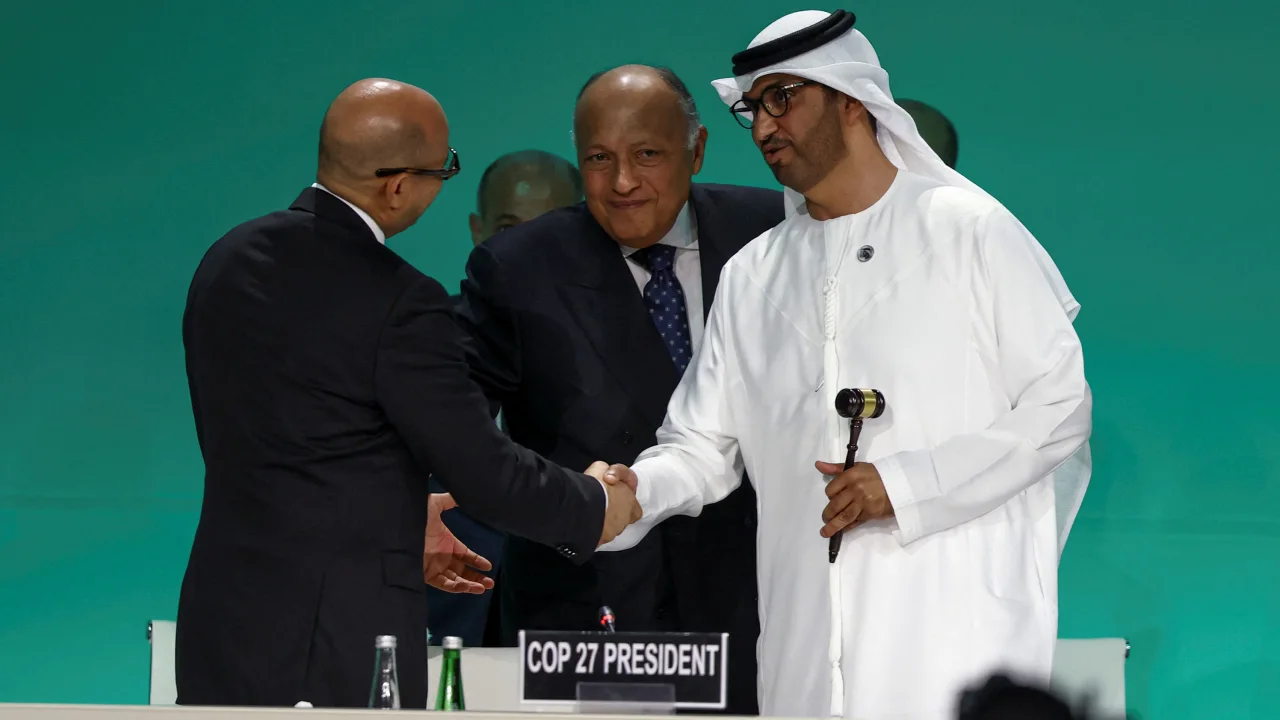 Presidente da COP28, Sultan Ahmed Al Jaber, segura um martelo ao lado do ministro das Relações Exteriores egípcio e presidente da COP27, Sameh Shoukry, durante a abertura da COP28 em Dubai nesta quinta-feira.